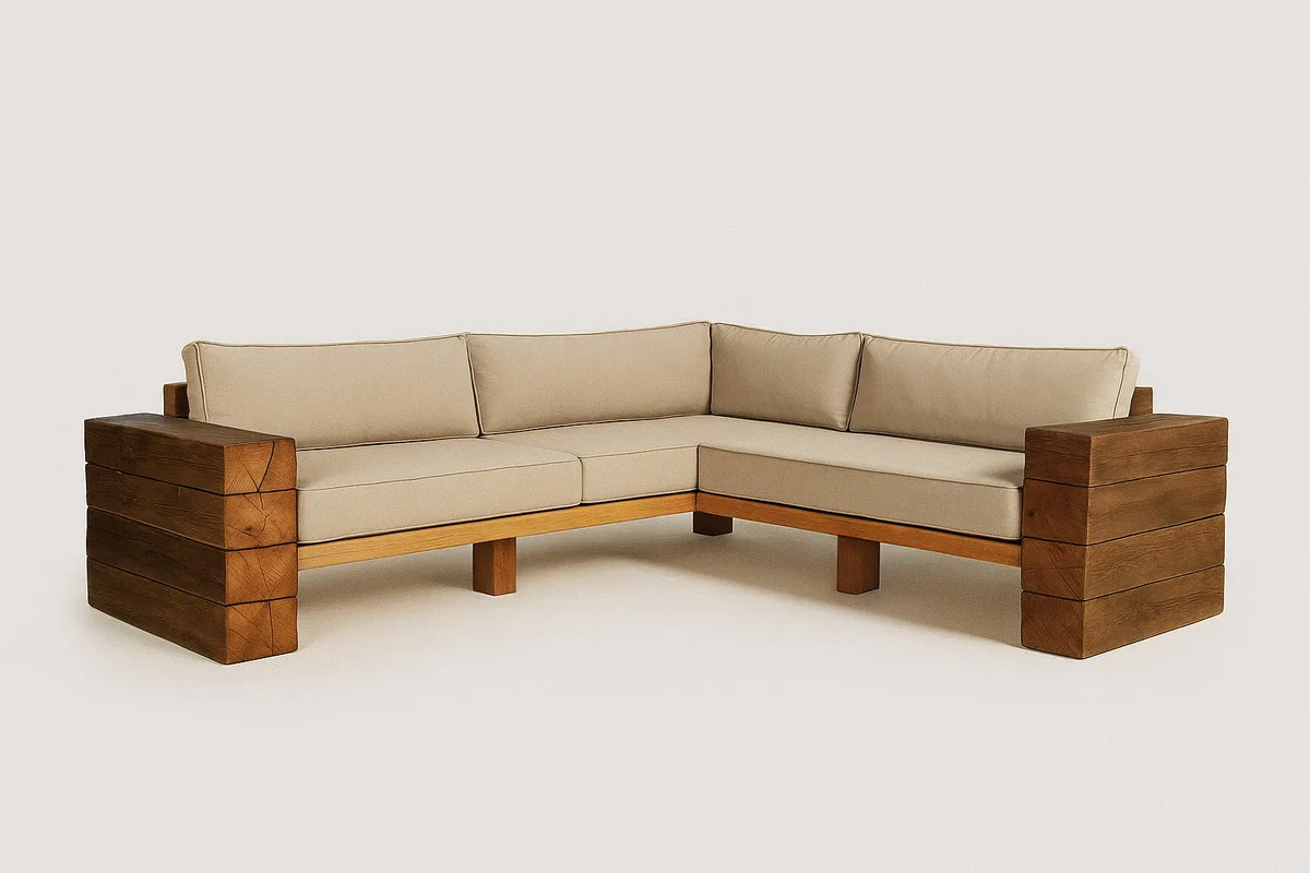 Ecksofa aus massiven Holzbalken mit beigen Polstern